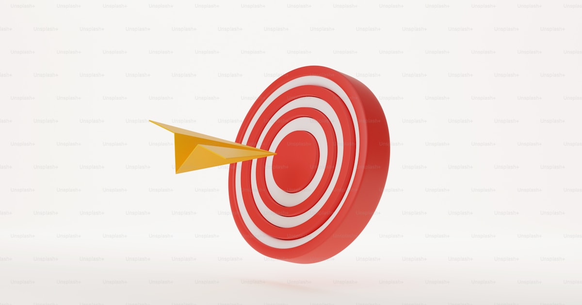 Trichter aus Papier und Zahlen auf warmem Tisch — Conversion-Optimierung visualisiert
