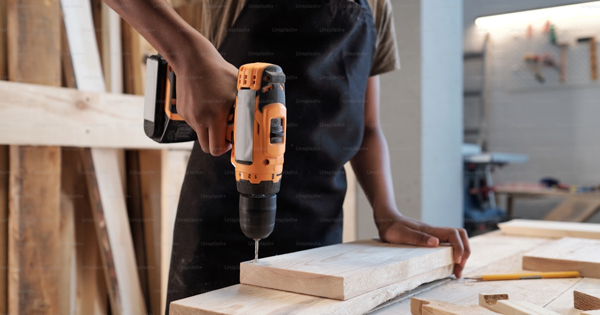 Handwerkerhände bei der Arbeit an einem traditionellen Werkstück in Hamburg