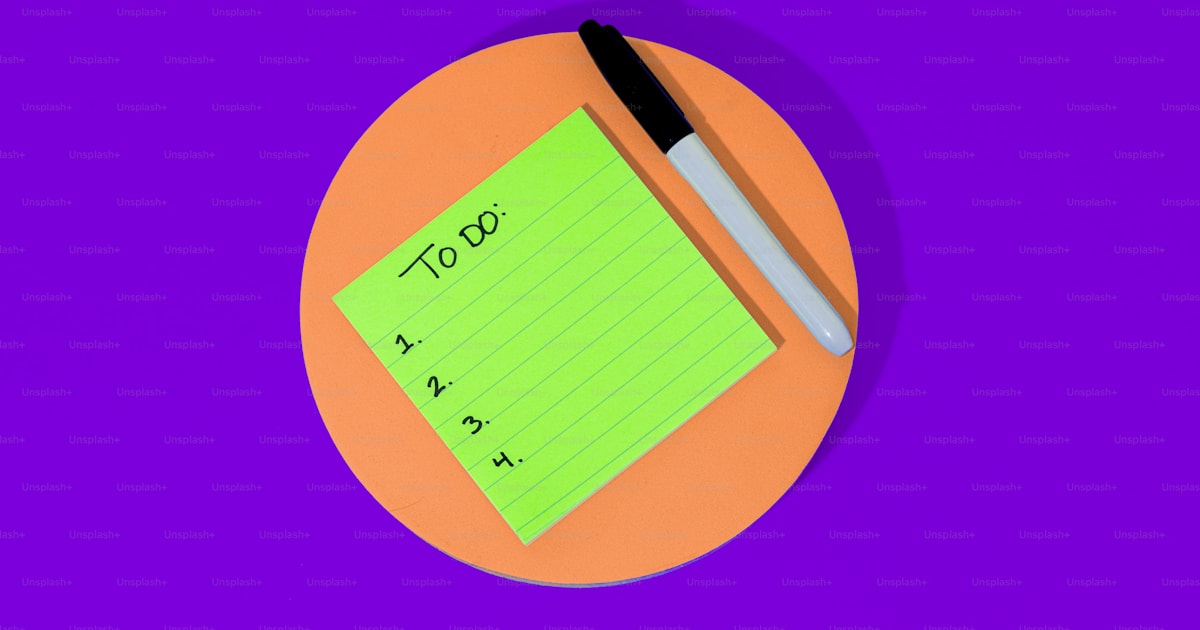 Abgehakte Checkliste auf warmem Papier — Website-Relaunch Vorbereitung