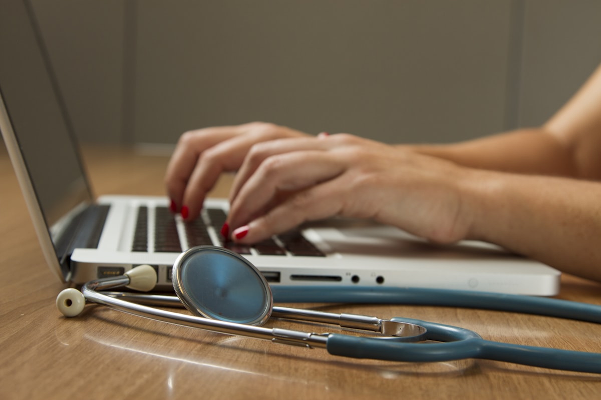 Stethoskop und Laptop als Bild für Melimedics