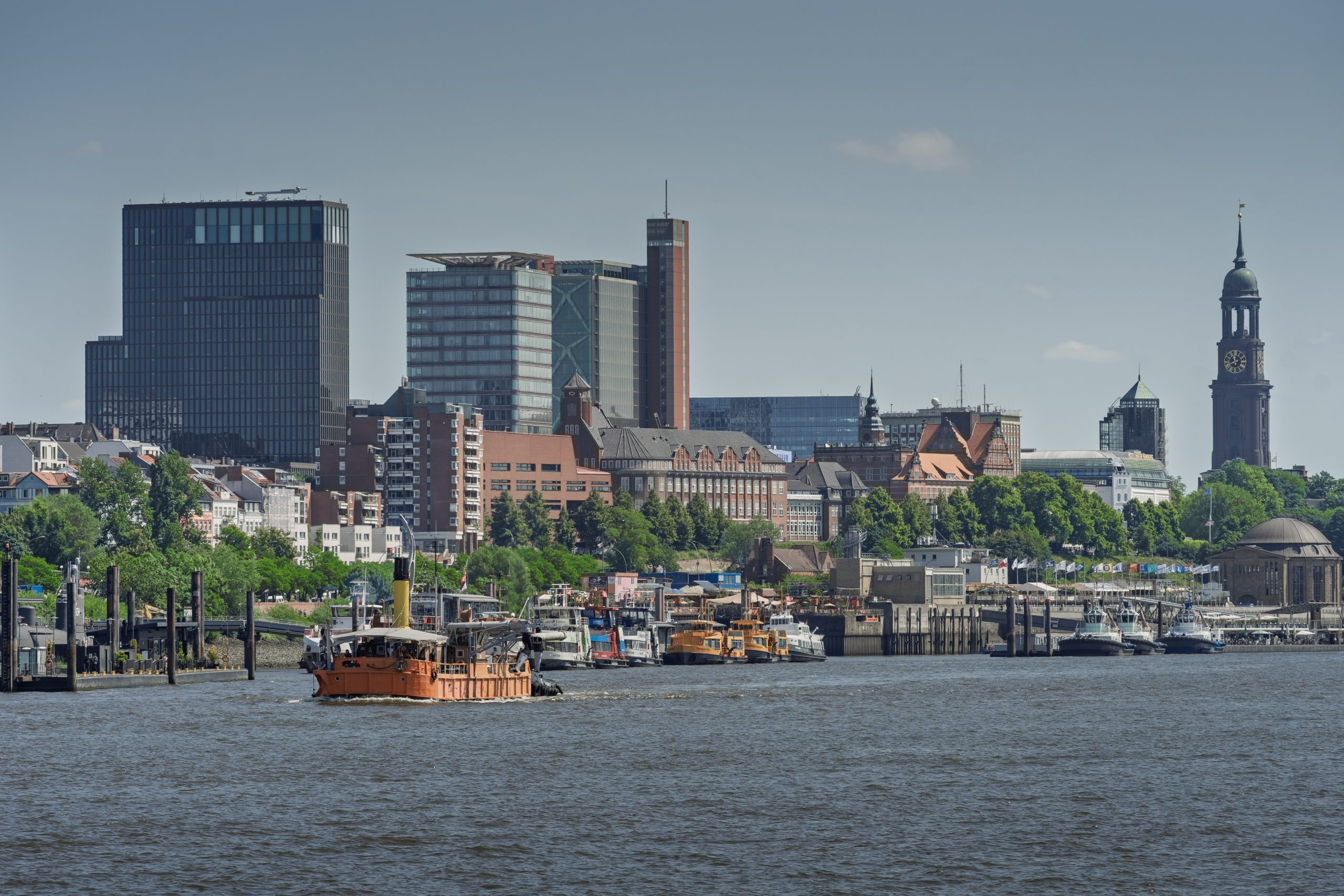 Blick auf die Landungsbrücken an der Elbe in Hamburg