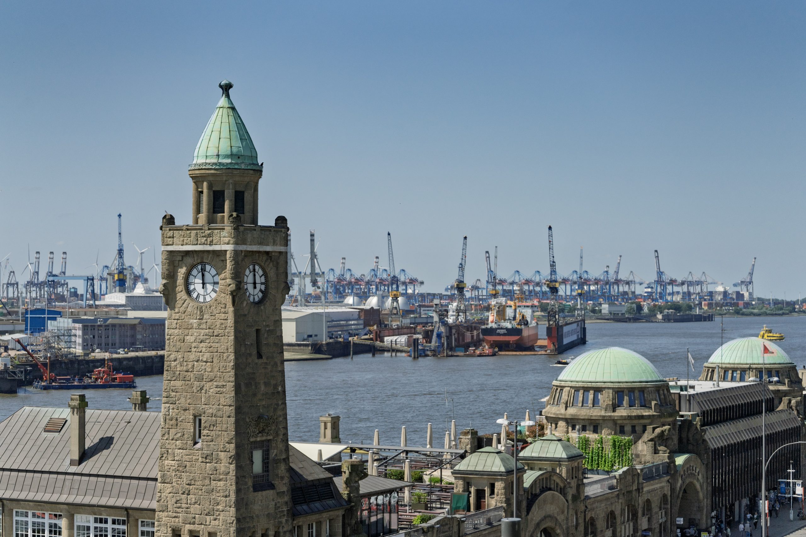 Blick auf den Hamburger Hafen mit Containerschiffen und Kränen