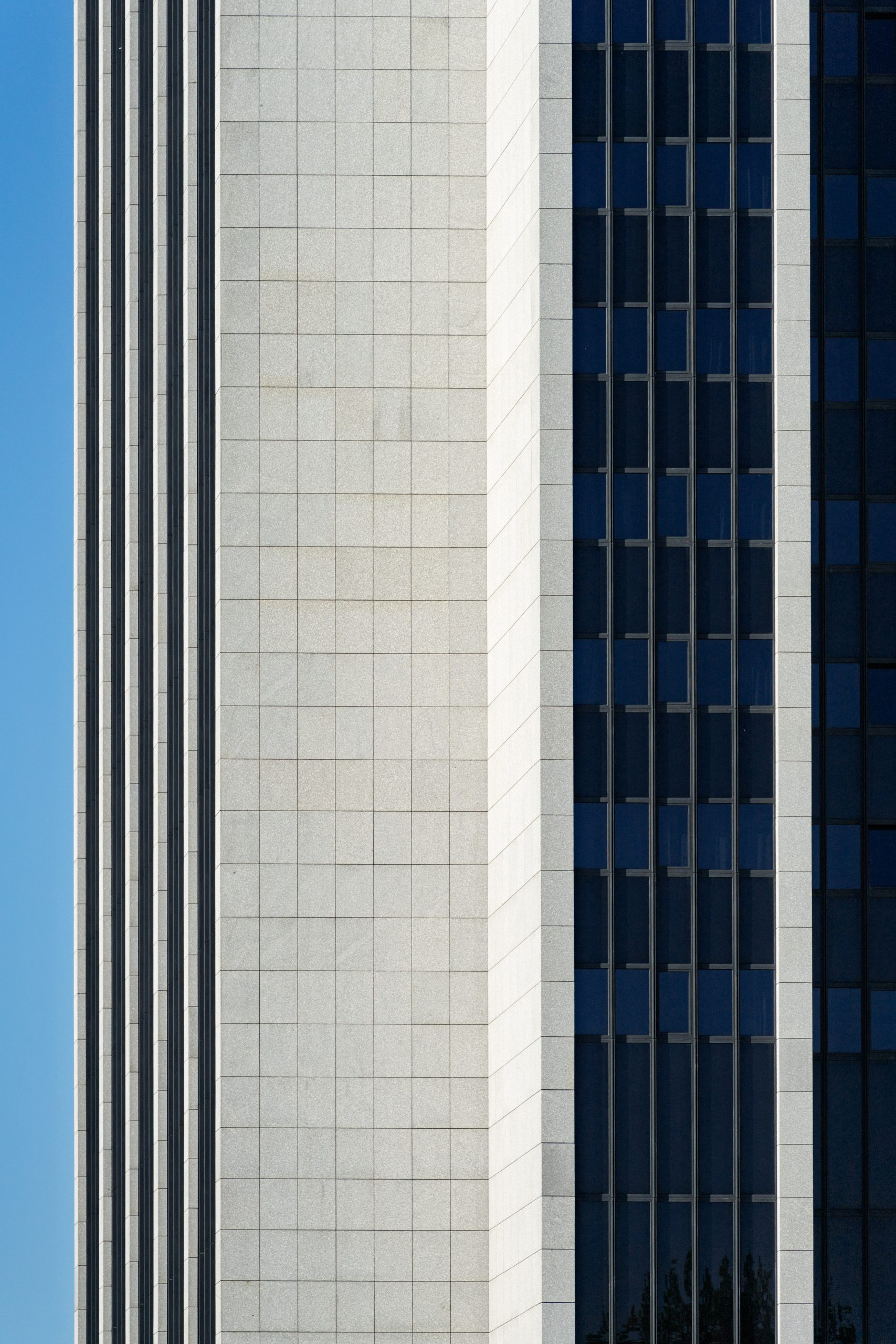 Radisson Blu Hamburg – modernes Hotelgebäude als urbaner Kontrast im Immobilienumfeld