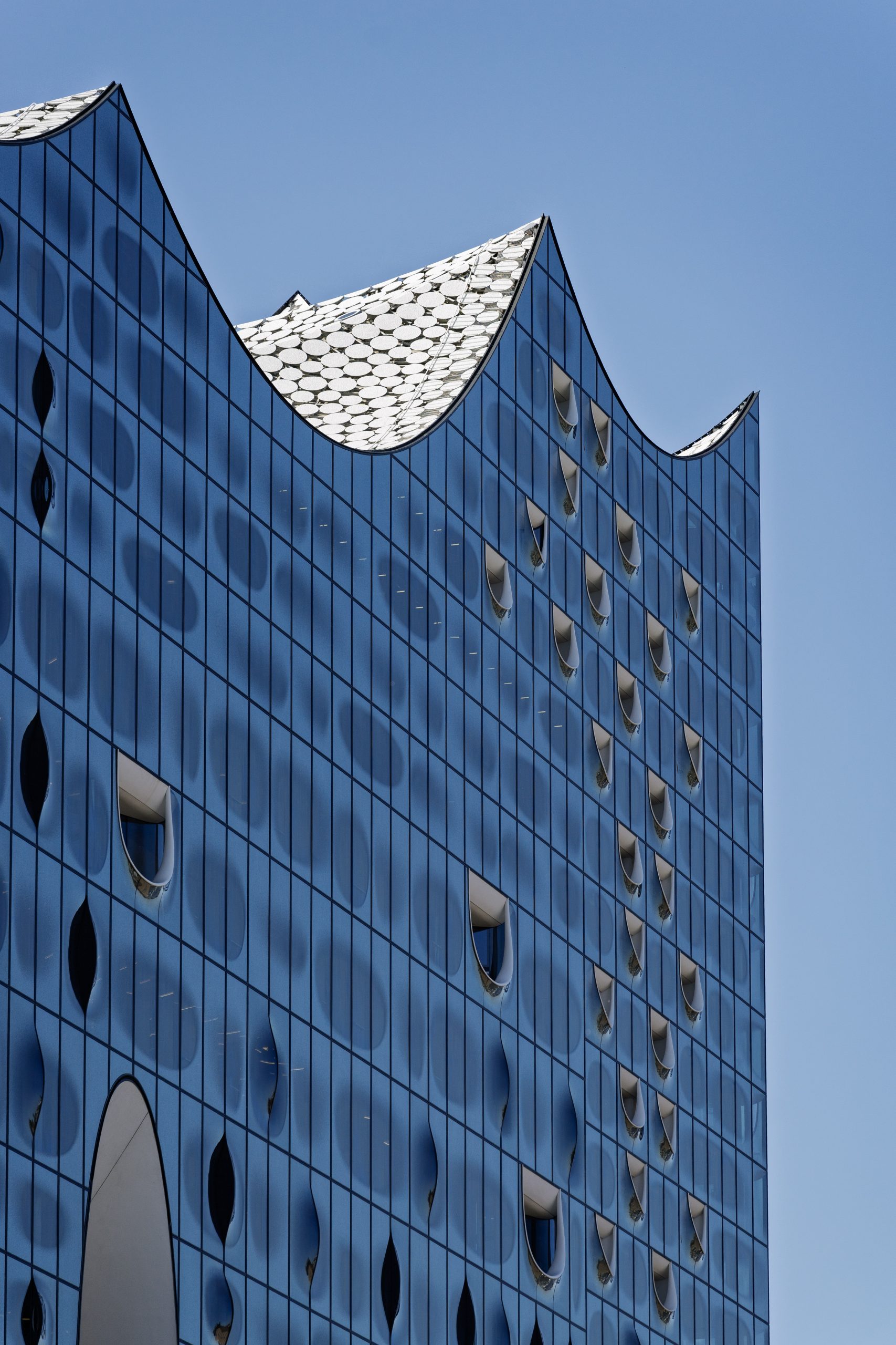 Seitliche Ansicht der Elbphilharmonie – Symbol für moderne SEO Strategie in Hamburg